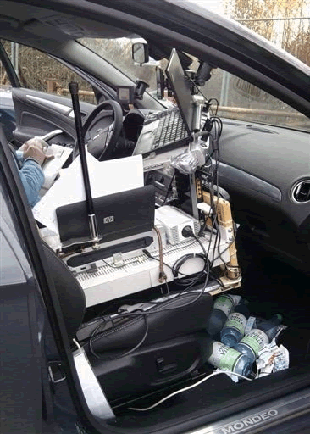 Automobilista fermato con auto ufficio mobile