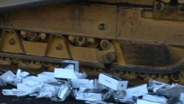 127 iPhone falsi dalla Russia distrutti con bulldozer