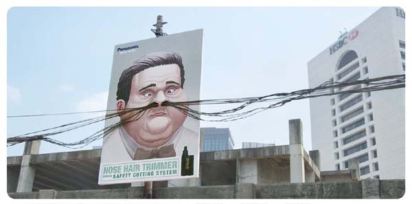 Il divertente cartellone pubblicitario di un rasoio per peli del naso (Panasonic)