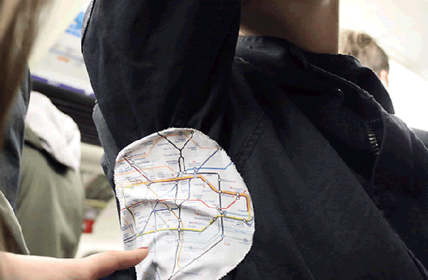 Londra, la mappa della metropolitana sotto alle ascelle